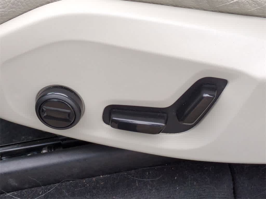 Thumbnail: 2023 Volvo XC90 - 16