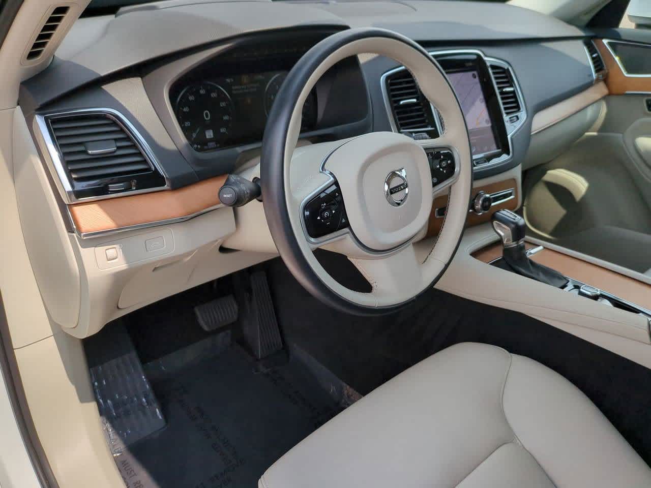 2022 Volvo XC90 T6 Momentum 2