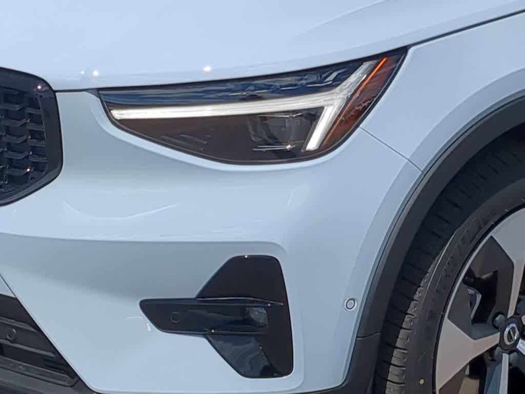 Thumbnail: 2026 Volvo XC40 - 10