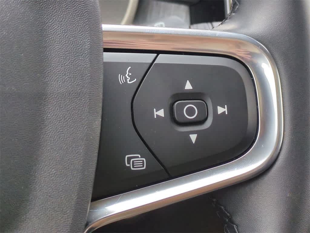 Thumbnail: 2025 Volvo XC40 - 25