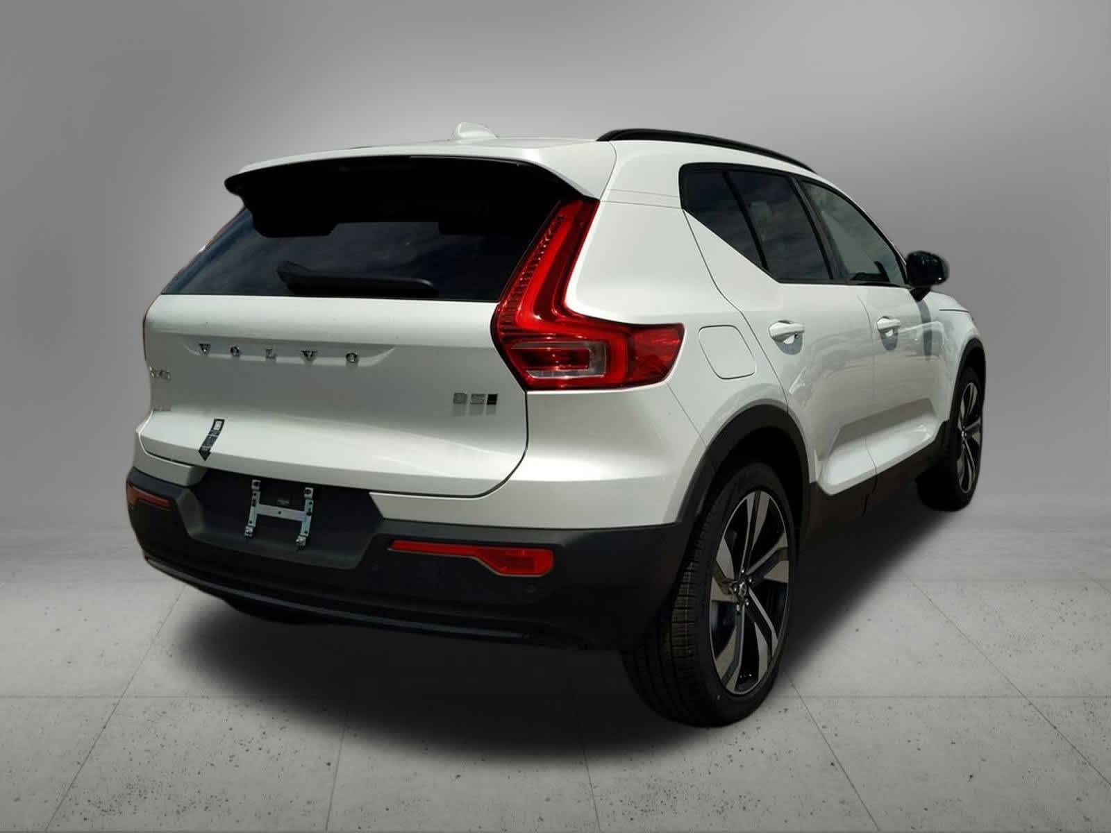 2025 Volvo XC40 B5 Plus 6