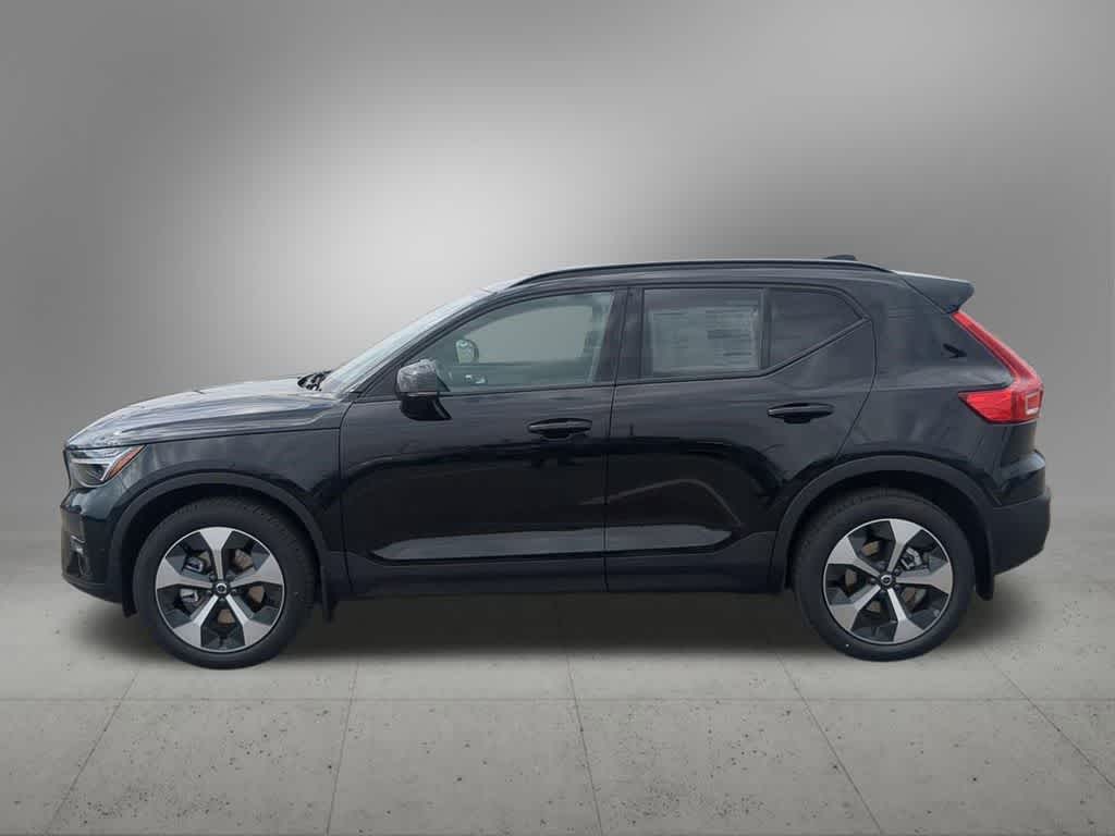 Thumbnail: 2026 Volvo XC40 - 3