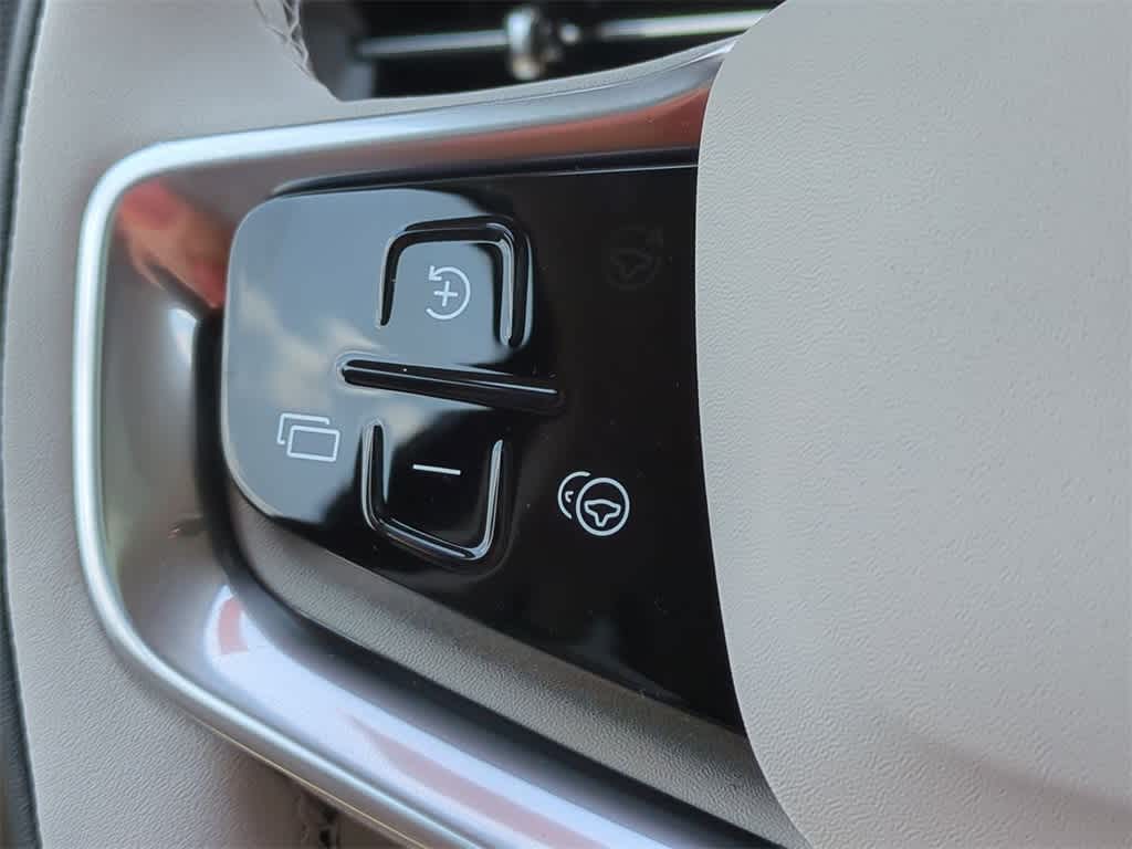 Thumbnail: 2025 Volvo EX90 - 24