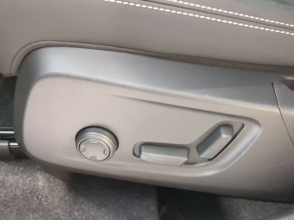 Thumbnail: 2026 Volvo XC40 - 16