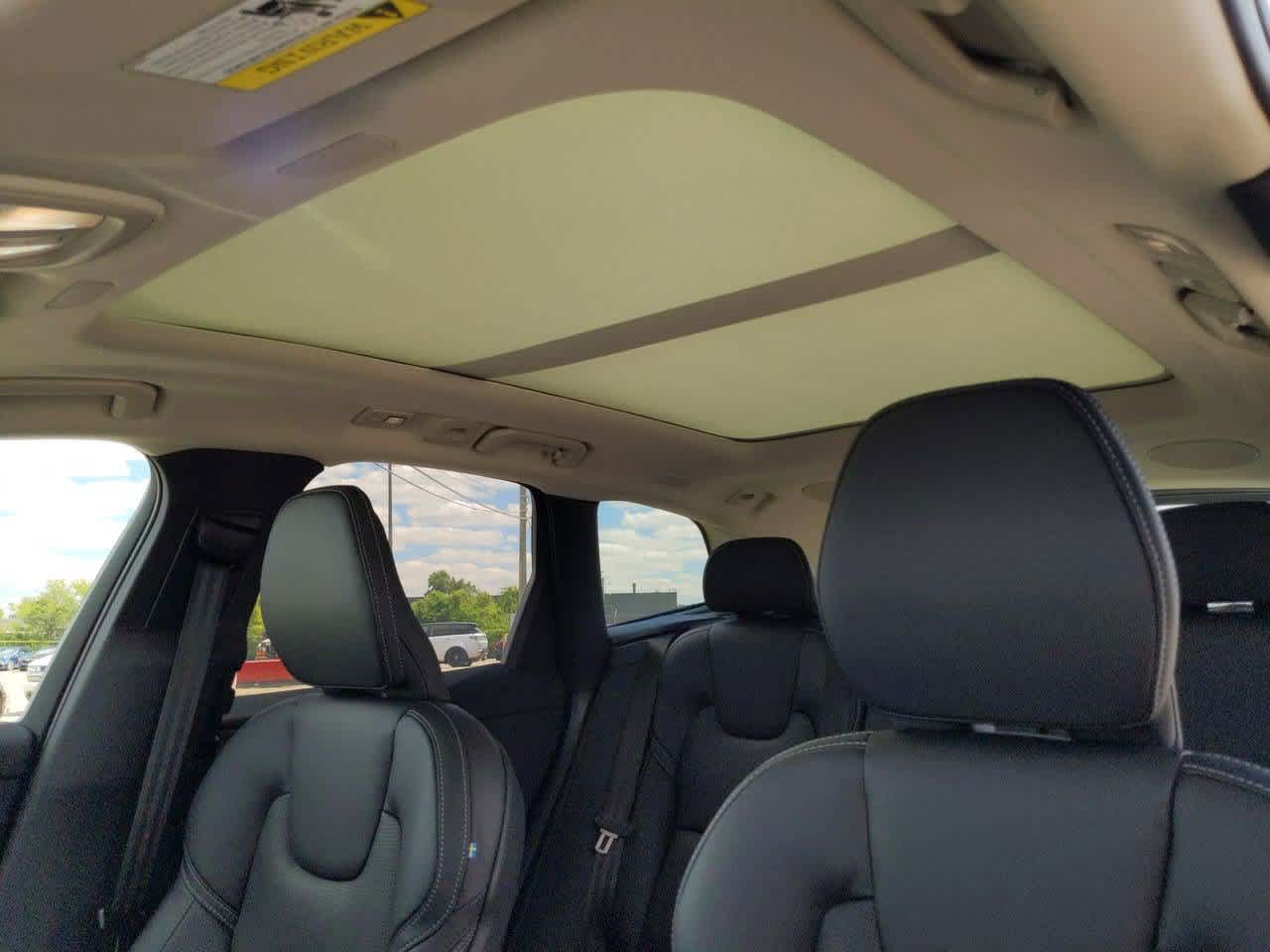 Thumbnail: 2025 Volvo XC60 - 16