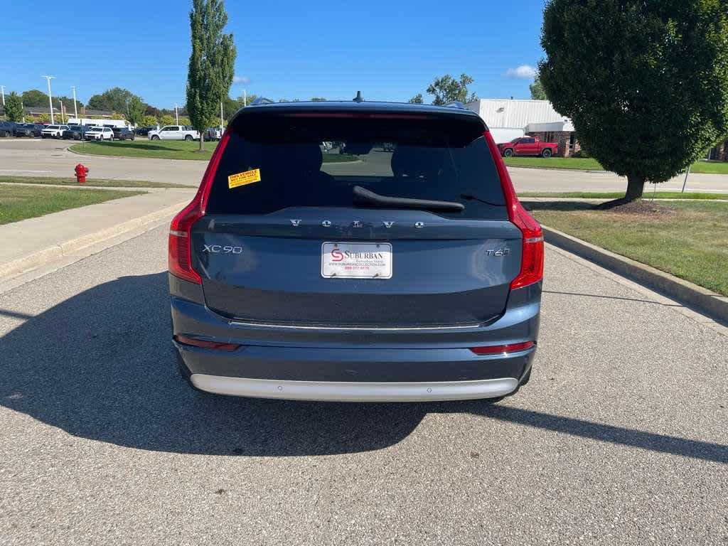 2022 Volvo XC90 T6 AWD Momentum photo 2