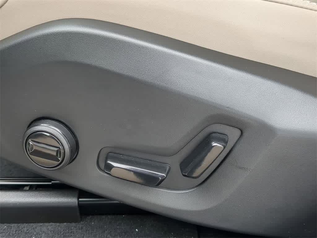 Thumbnail: 2026 Volvo XC60 - 16