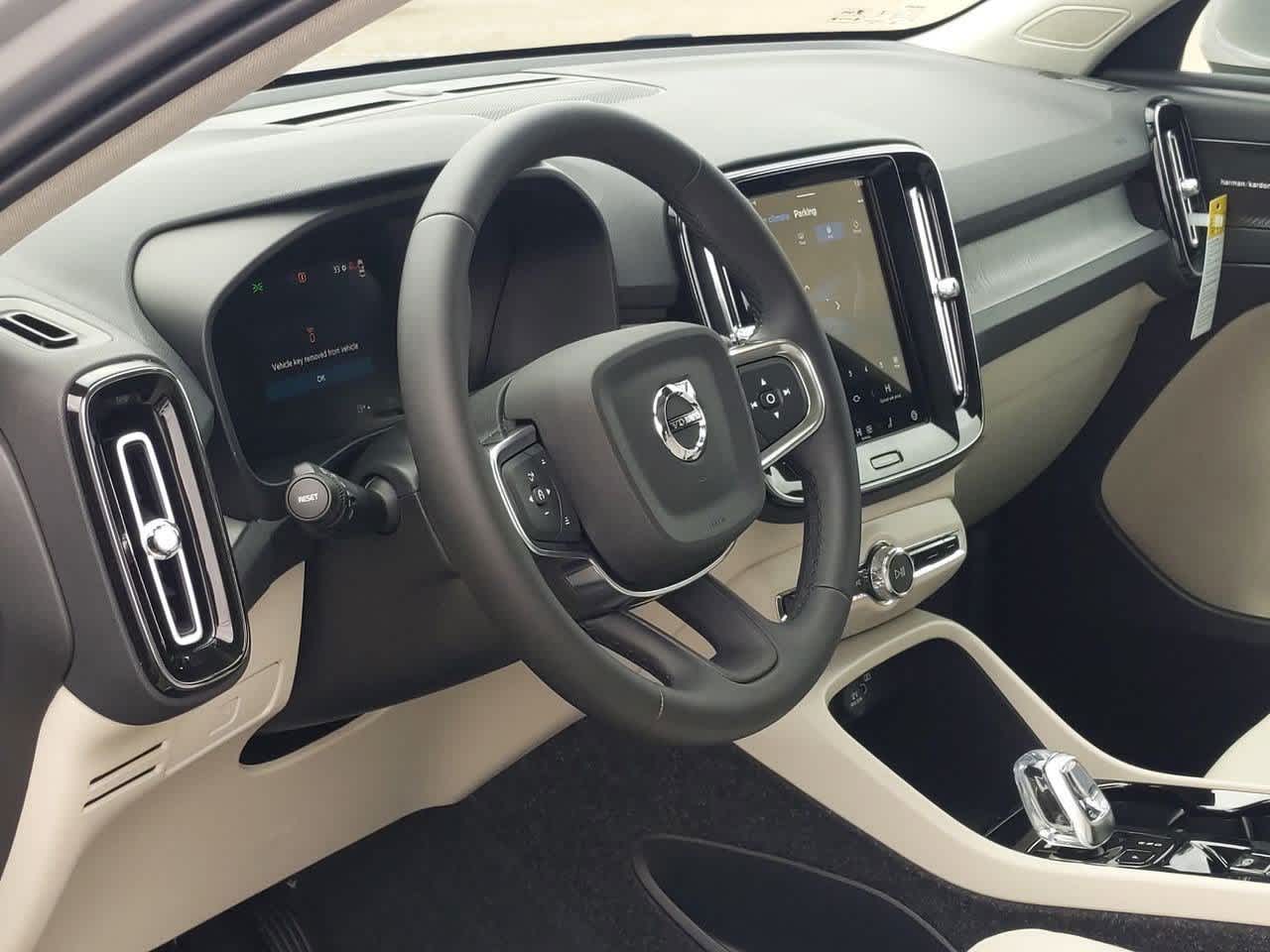 2025 Volvo XC40 B5 Ultimate 2