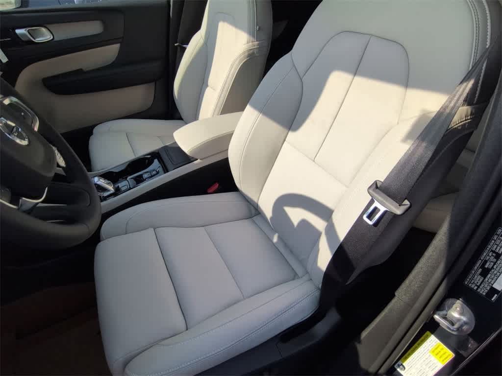 Thumbnail: 2026 Volvo XC40 - 16