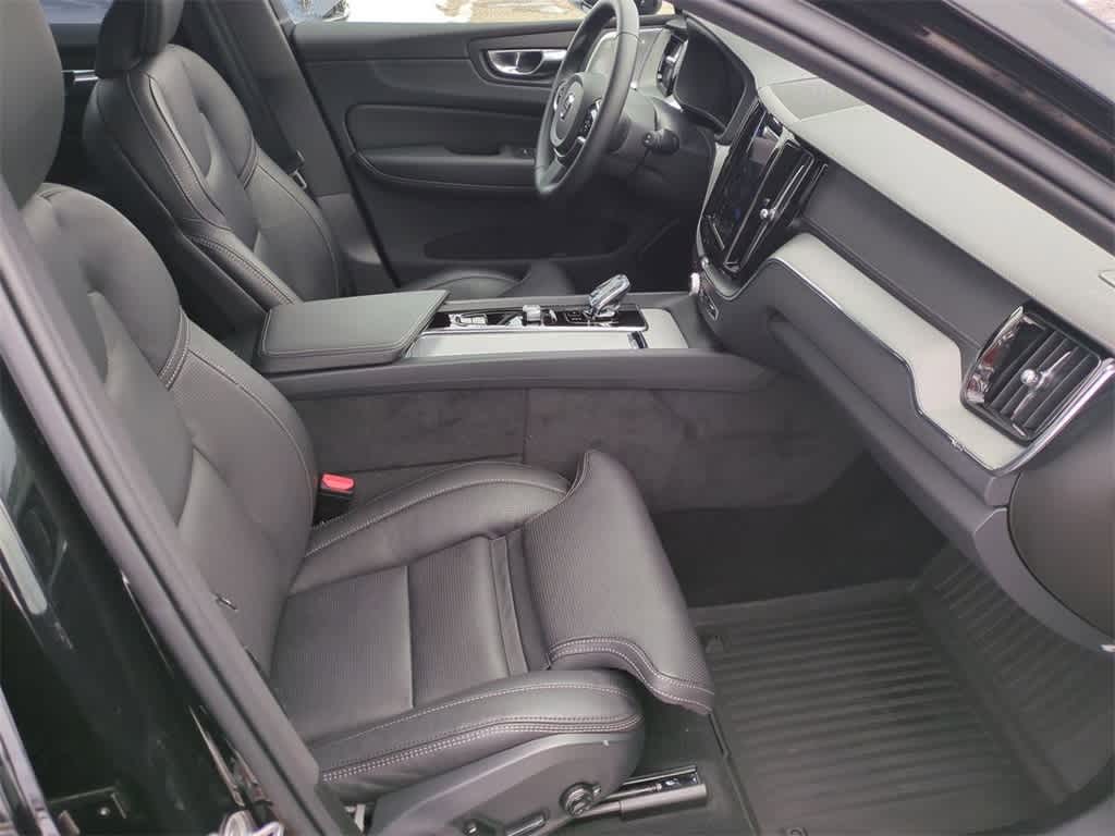 Thumbnail: 2025 Volvo XC60 - 14