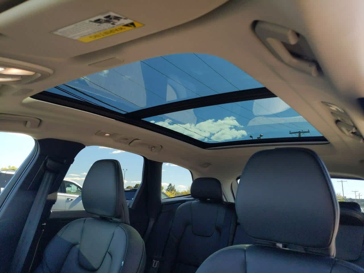 Thumbnail: 2025 Volvo XC60 - 16