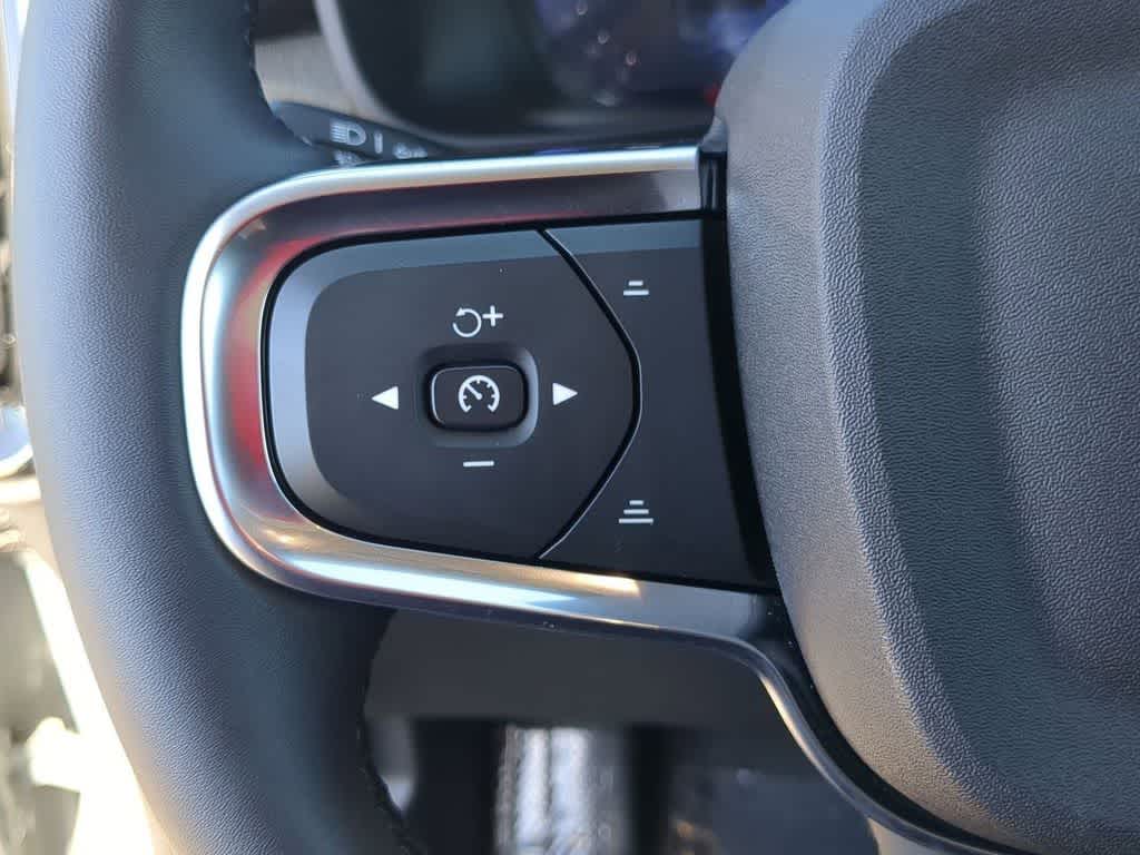 Thumbnail: 2026 Volvo XC40 - 22