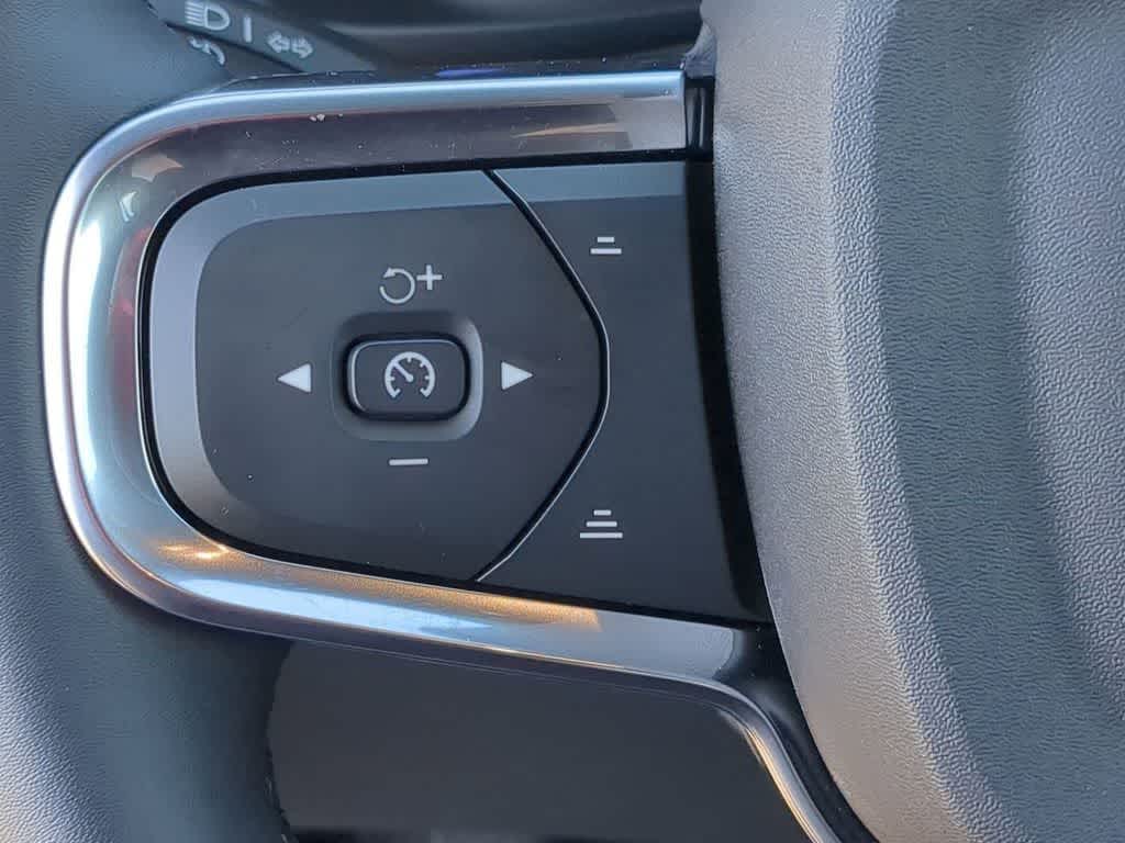 Thumbnail: 2026 Volvo XC40 - 22