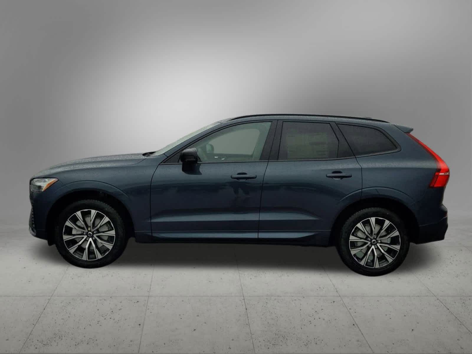 2025 Volvo XC60 Core B5 photo 3