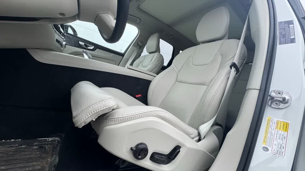 Thumbnail: 2025 Volvo XC60 - 17