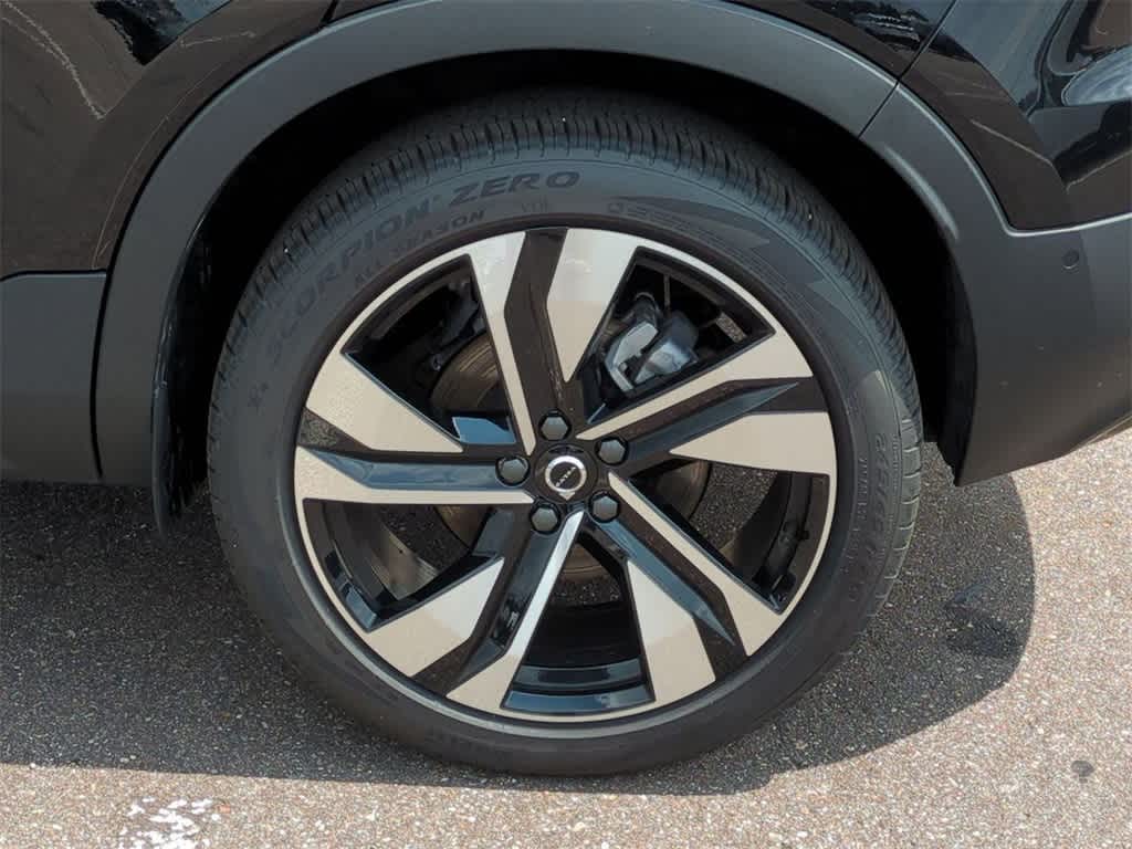 Thumbnail: 2025 Volvo XC40 - 13