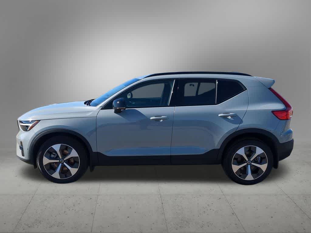 Thumbnail: 2026 Volvo XC40 - 3