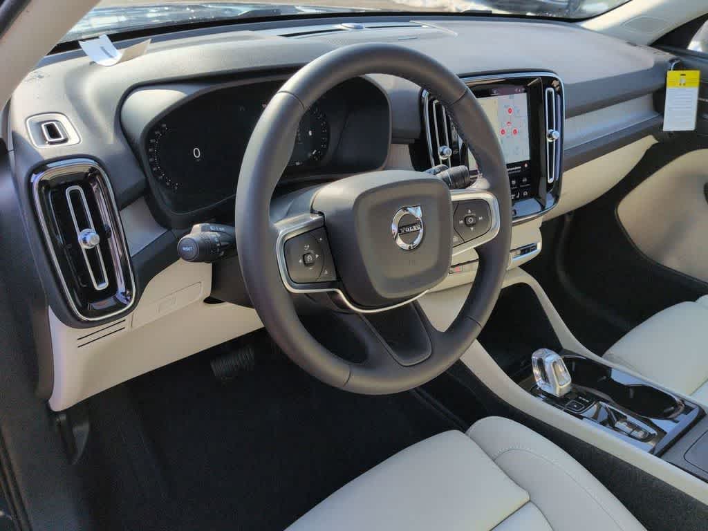 Thumbnail: 2026 Volvo XC40 - 2