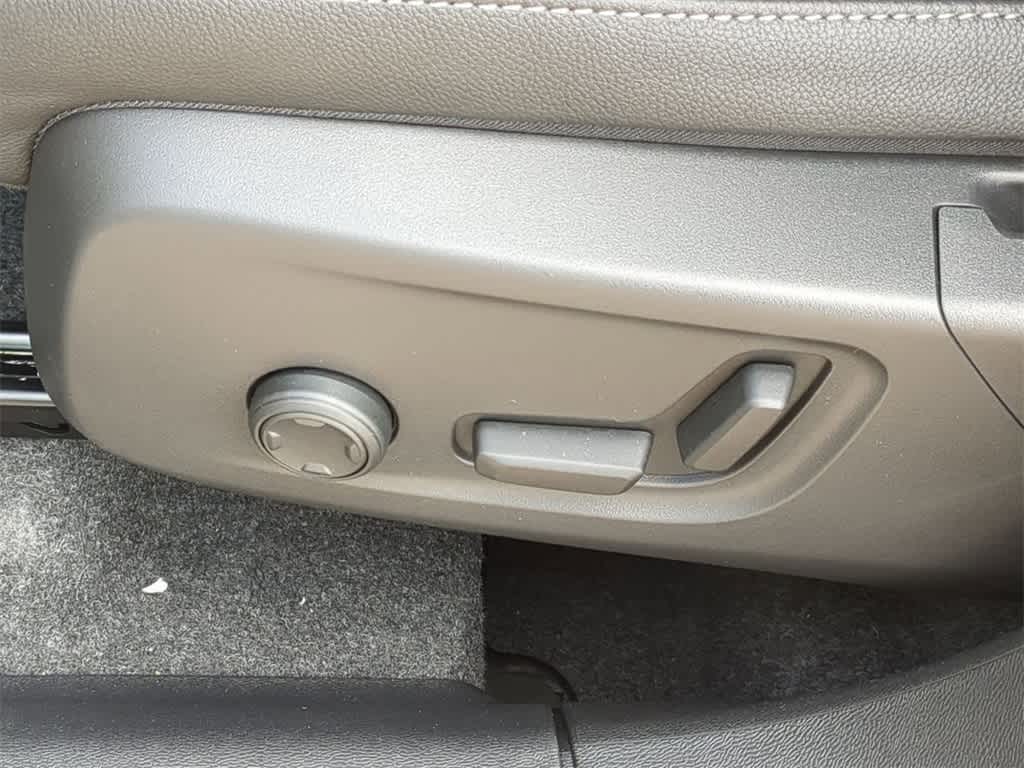 Thumbnail: 2026 Volvo XC40 - 16