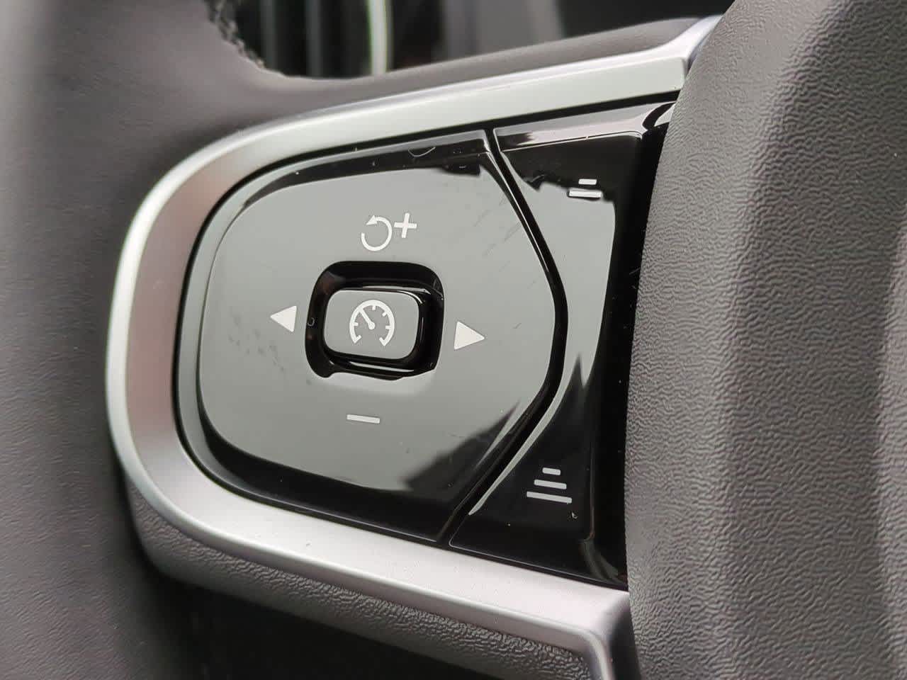 2025 Volvo XC60 B5 Plus 24