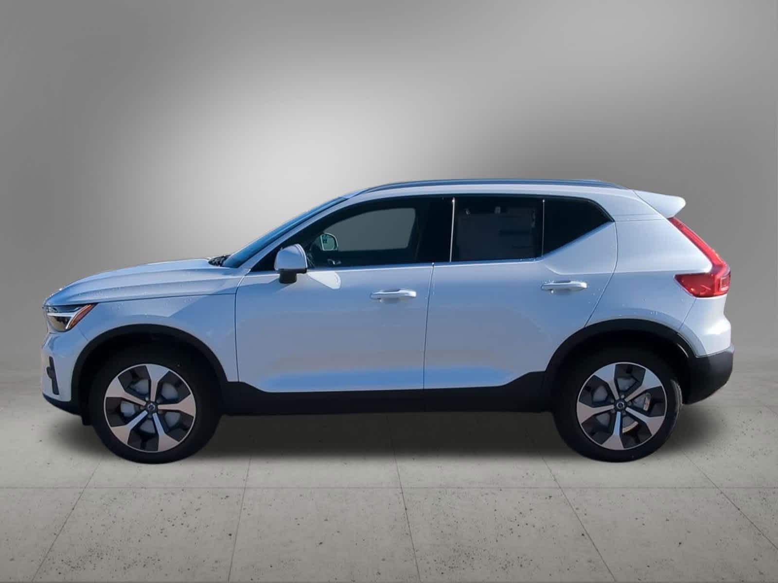2025 Volvo XC40 Core photo 3