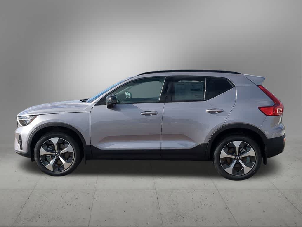 Thumbnail: 2026 Volvo XC40 - 3