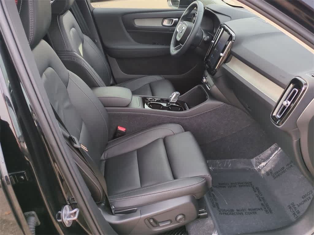 Thumbnail: 2023 Volvo XC40 - 14