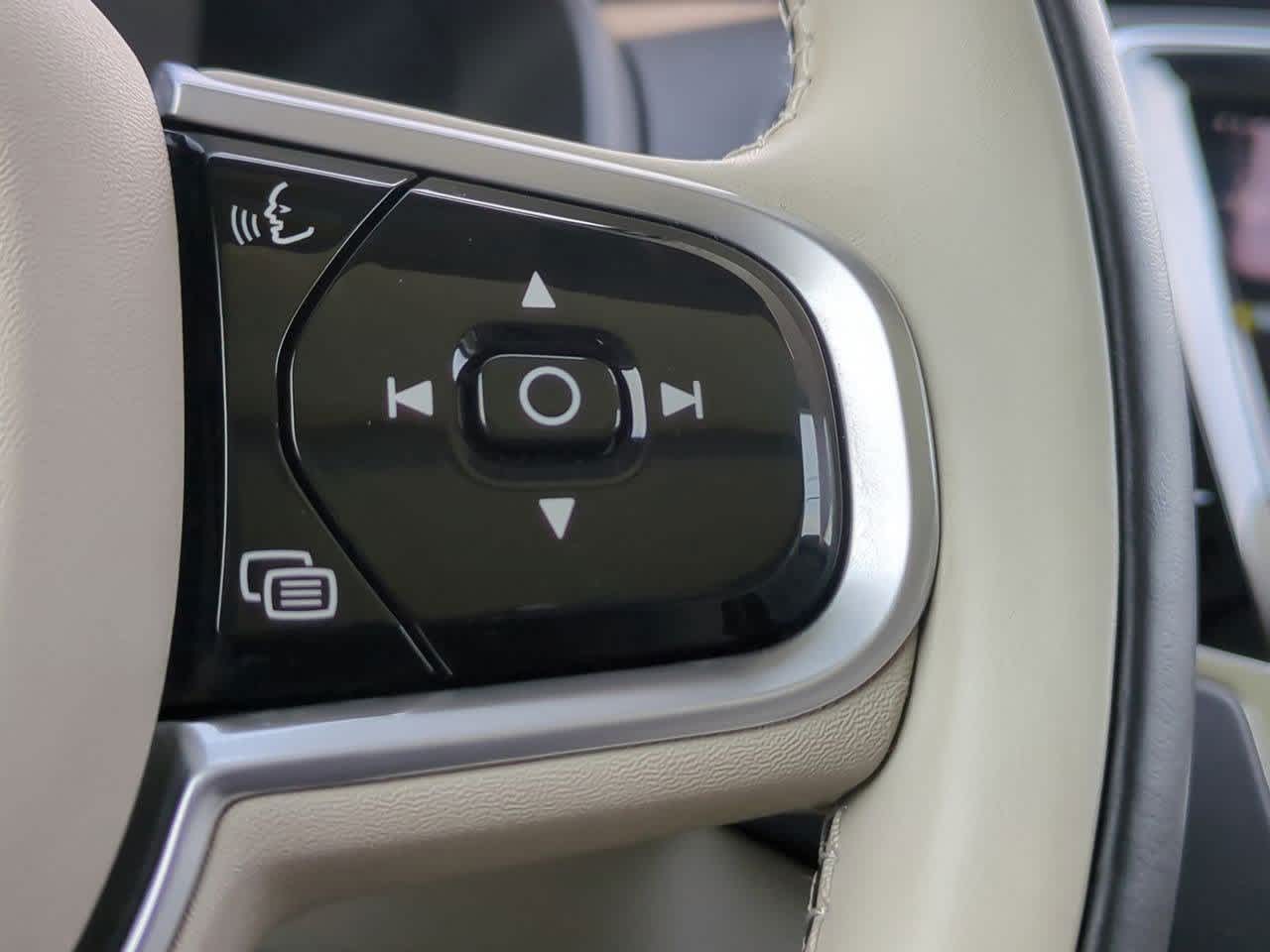 2022 Volvo XC90 T6 Momentum 24