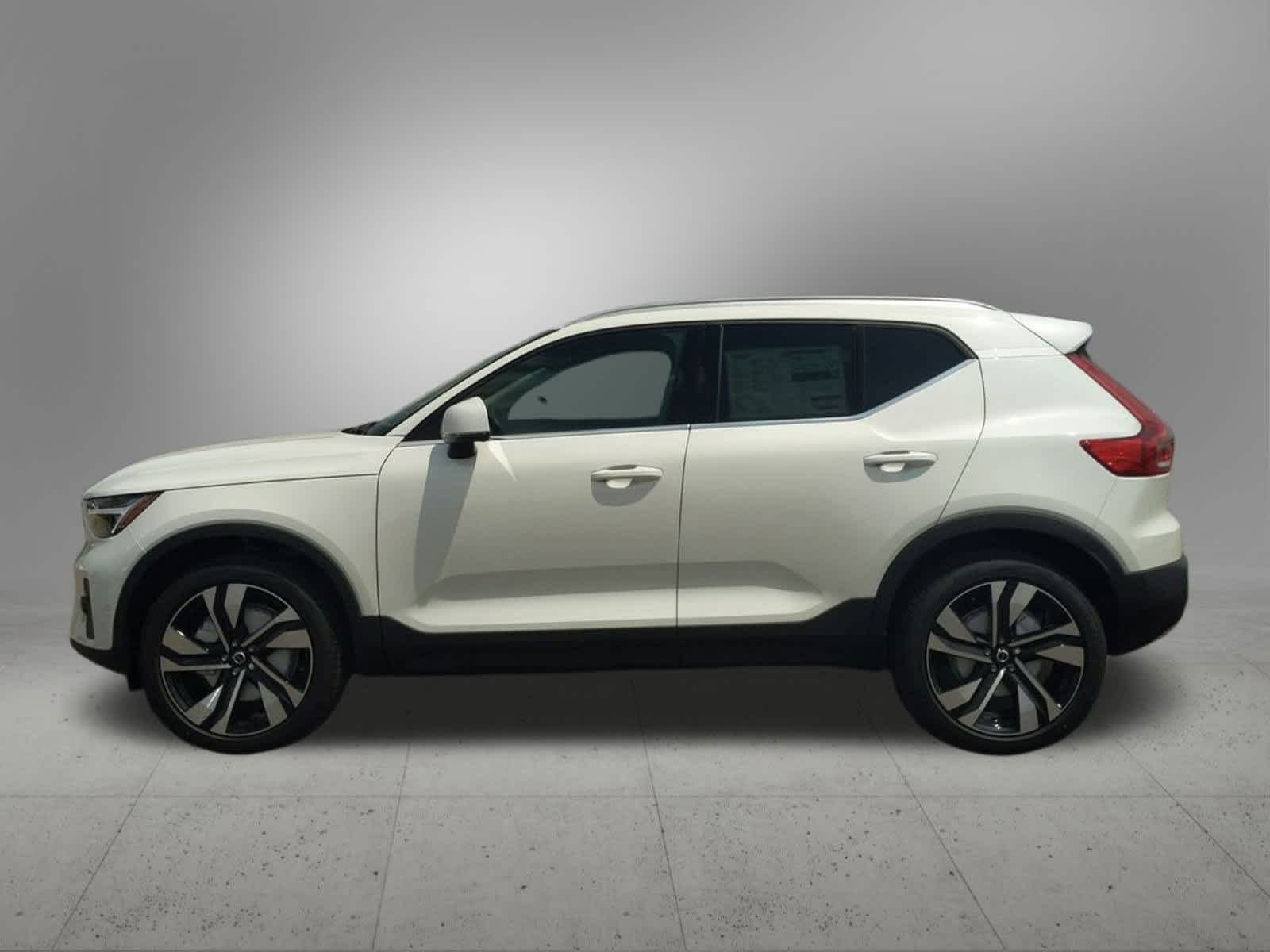 2025 Volvo XC40 Plus photo 3
