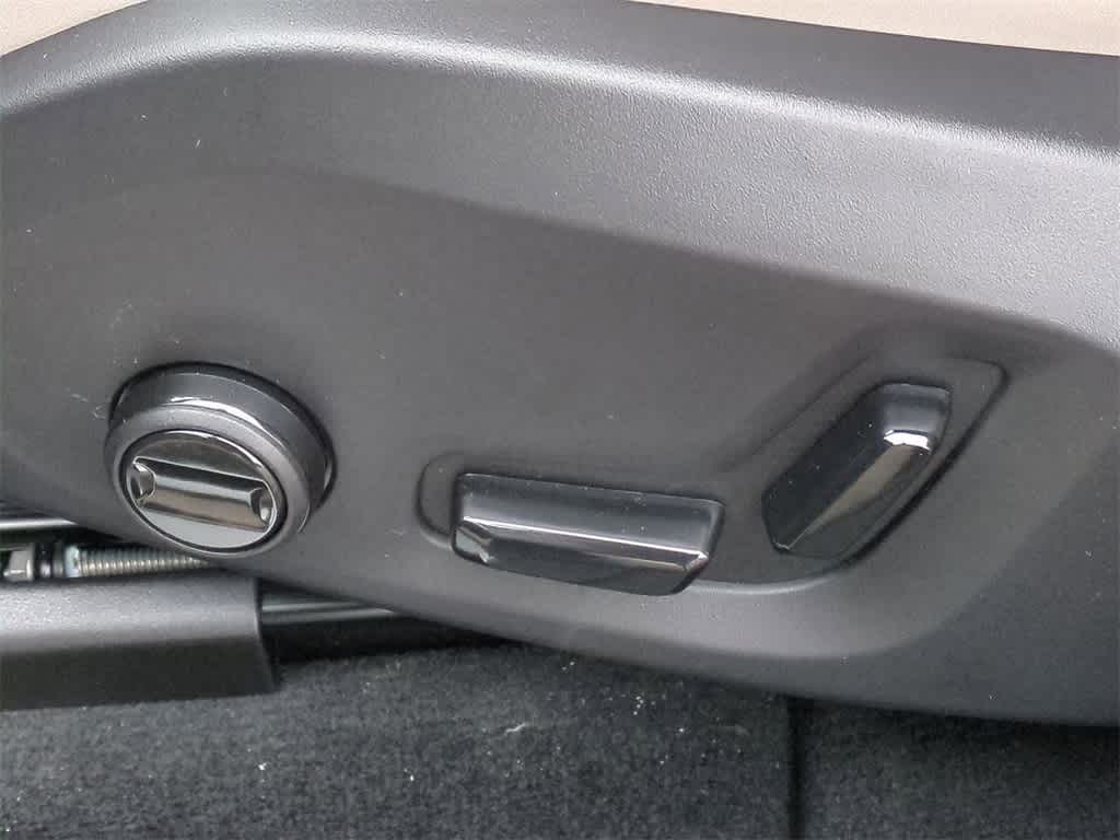 Thumbnail: 2026 Volvo XC60 - 16