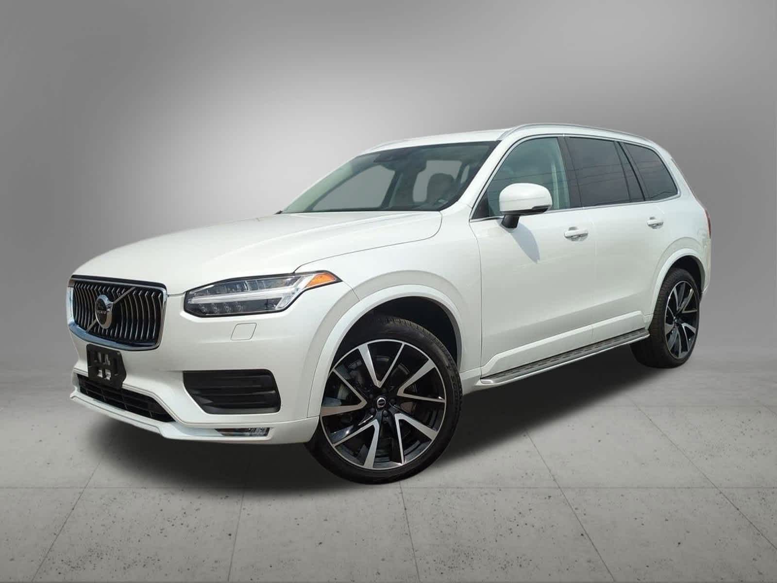 2022 Volvo XC90 T6 Momentum Hero Image
