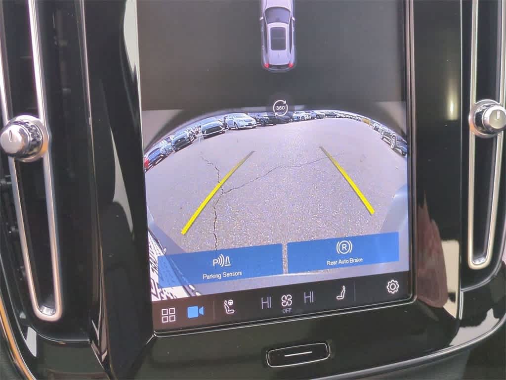 Thumbnail: 2023 Volvo XC40 - 21