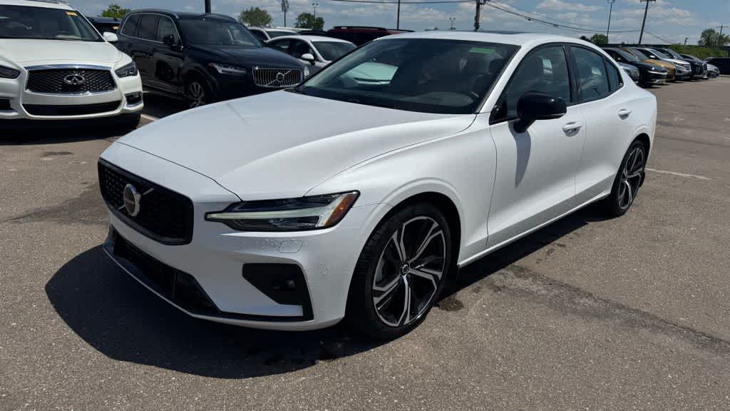 2024 Volvo S60 B5 Core Dark Theme's photo