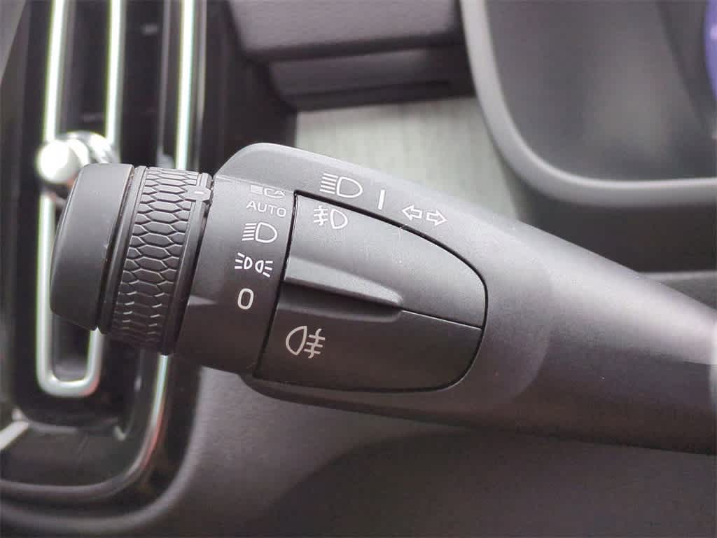 Thumbnail: 2025 Volvo XC40 - 26