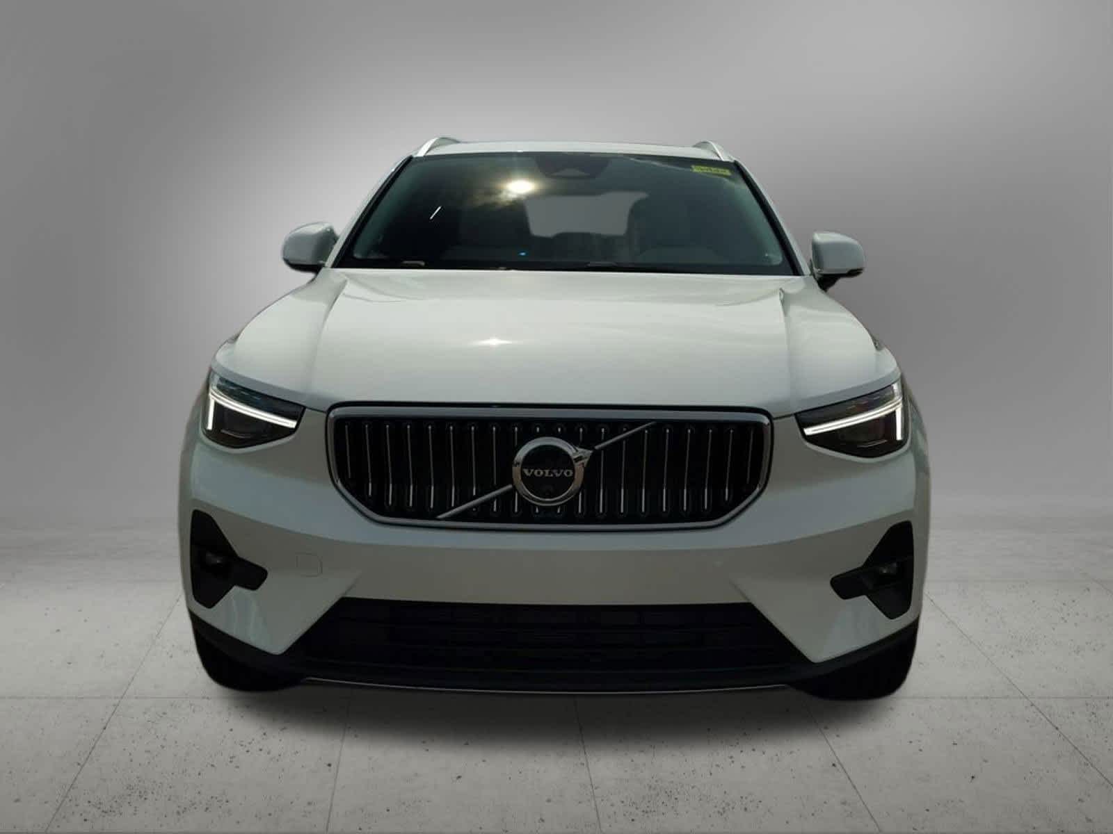 Thumbnail: 2025 Volvo XC40 - 9