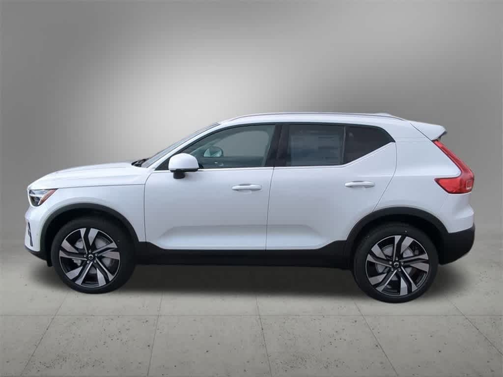 Thumbnail: 2025 Volvo XC40 - 3