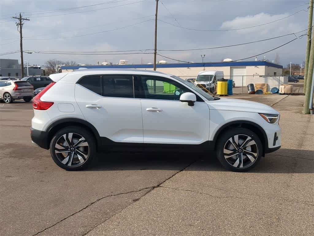 Thumbnail: 2025 Volvo XC40 - 23