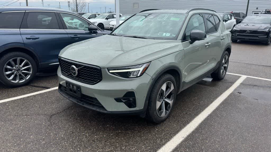 Thumbnail: 2023 Volvo XC40 - 1