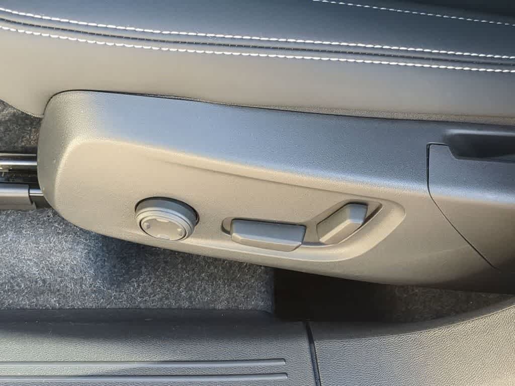 Thumbnail: 2026 Volvo XC40 - 16