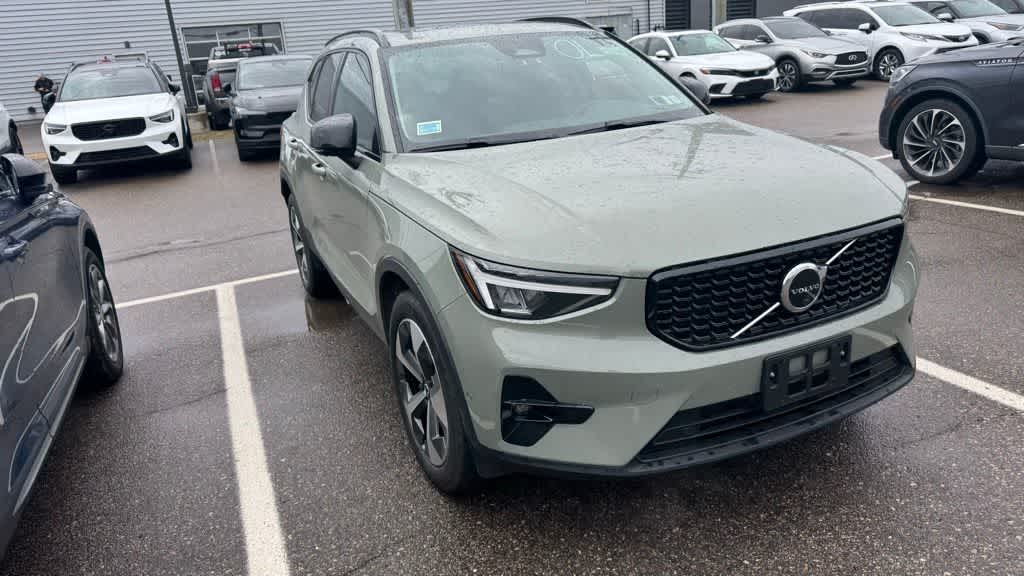 Thumbnail: 2023 Volvo XC40 - 3