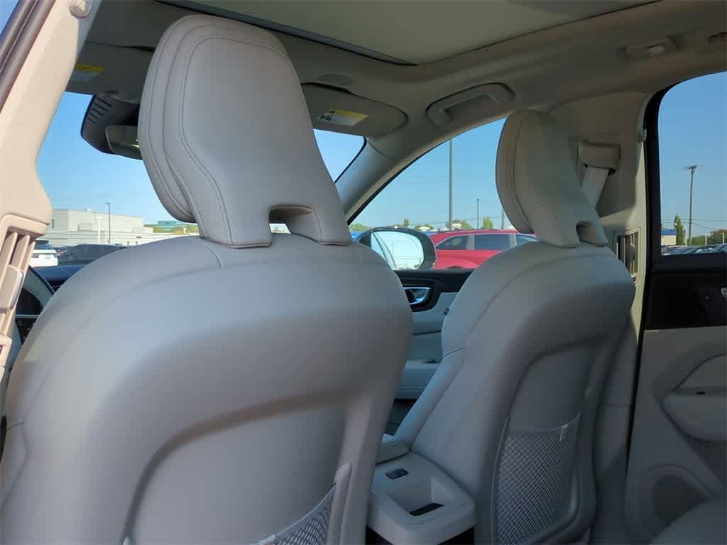 Thumbnail: 2025 Volvo XC60 - 16