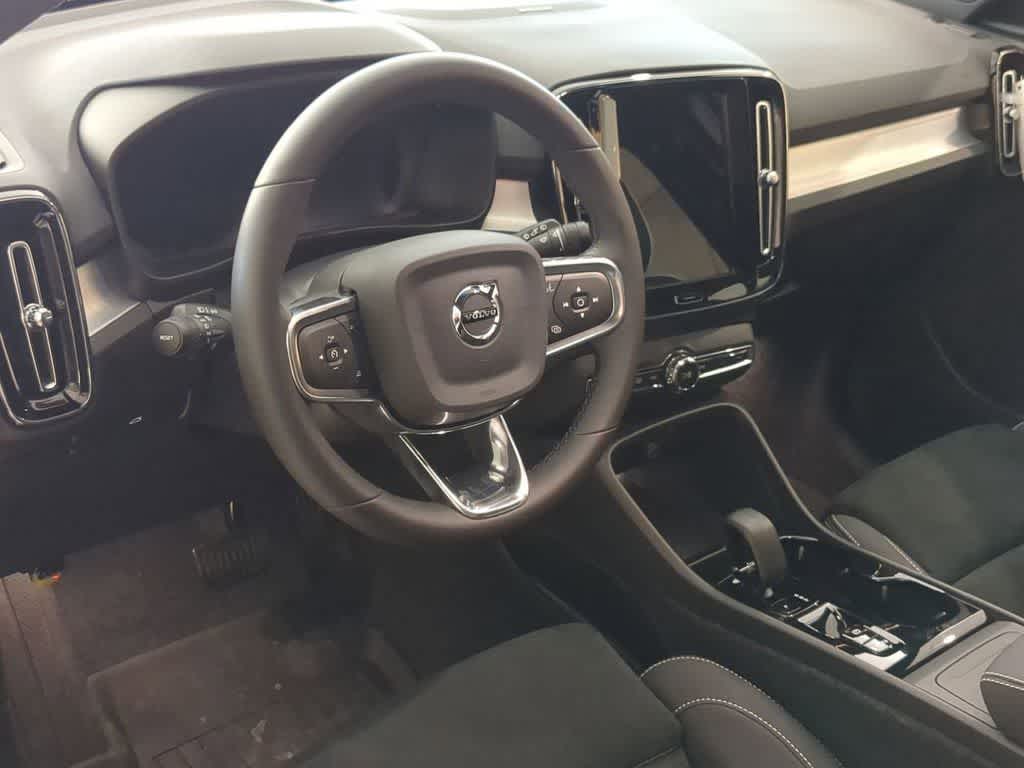 Thumbnail: 2026 Volvo XC40 - 2