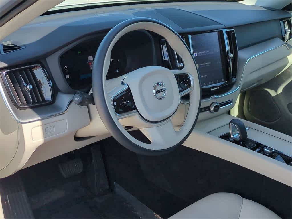 2023 Volvo XC60 B5 Core photo 2