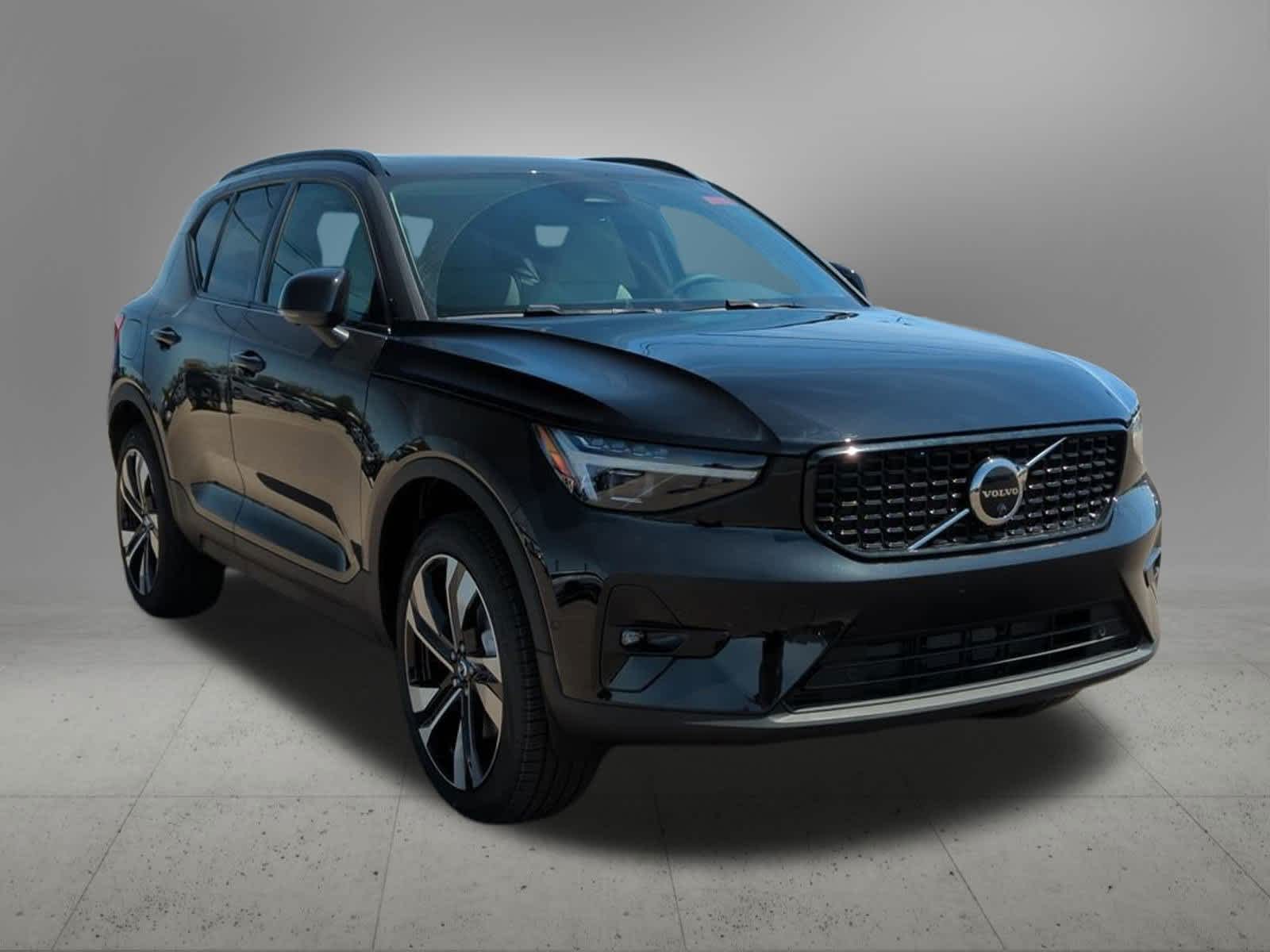 2025 Volvo XC40 B5 Ultimate 8