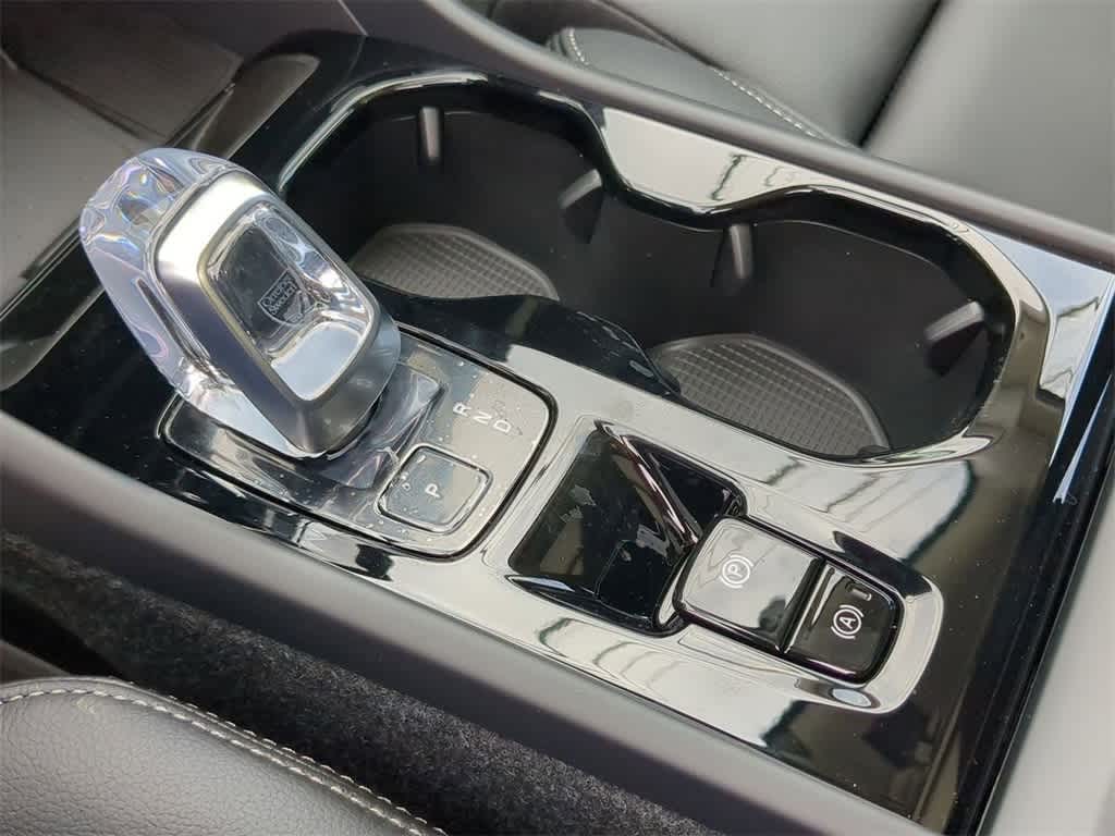 Thumbnail: 2025 Volvo XC40 - 32