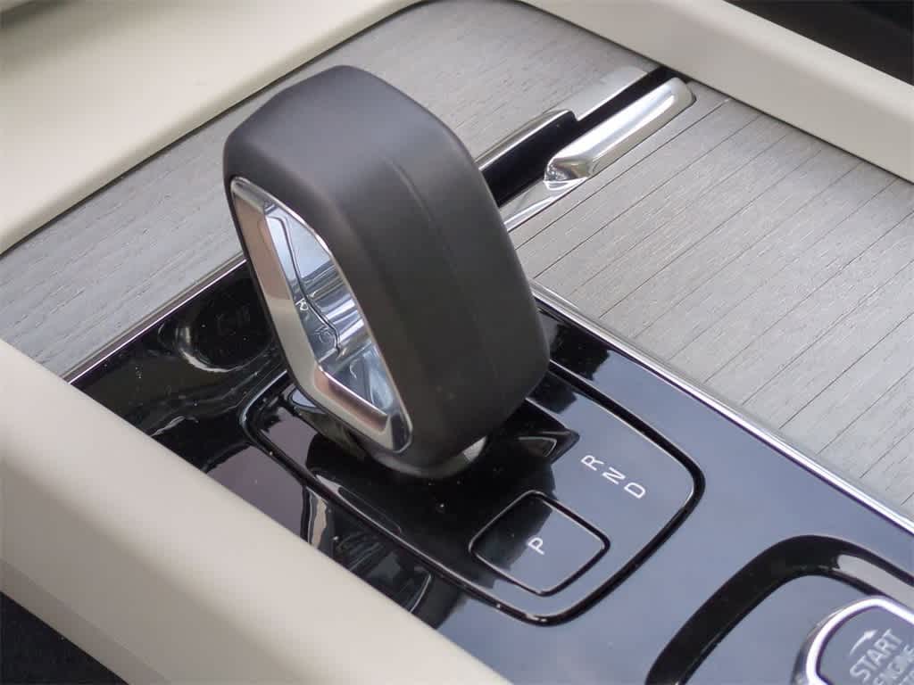 Thumbnail: 2025 Volvo XC60 - 32