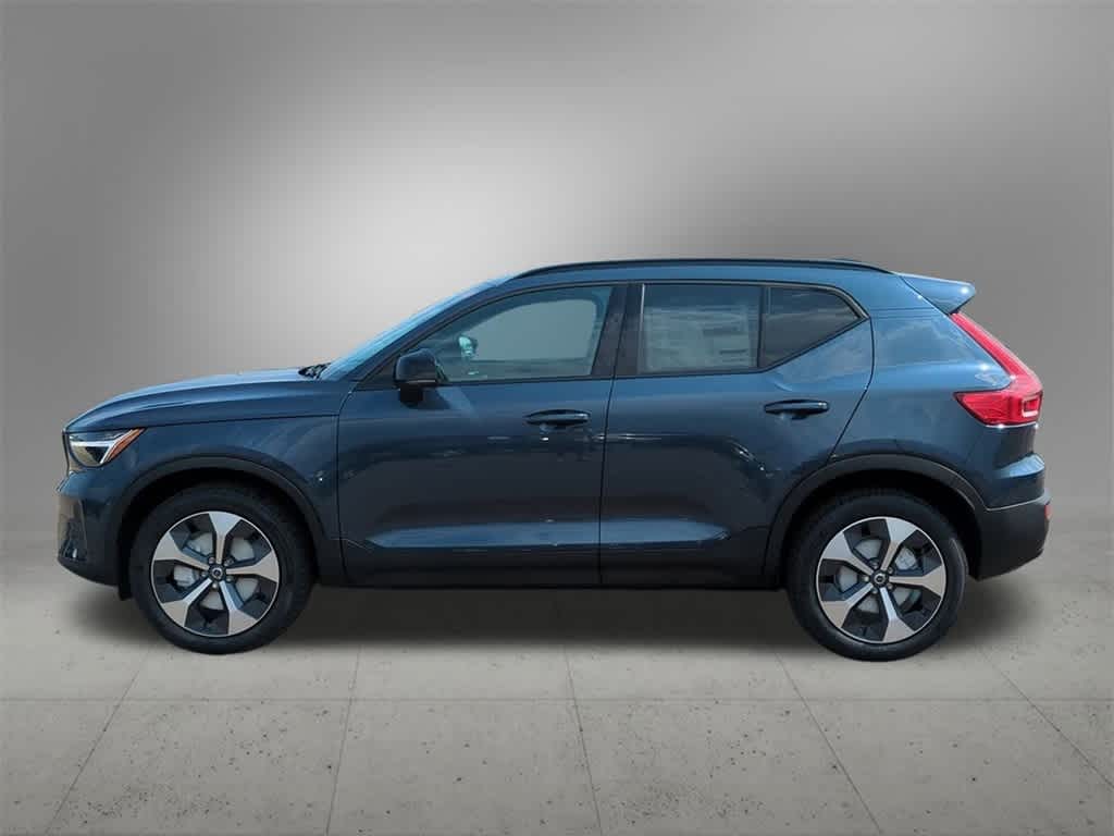2026 Volvo XC40 Core photo 3