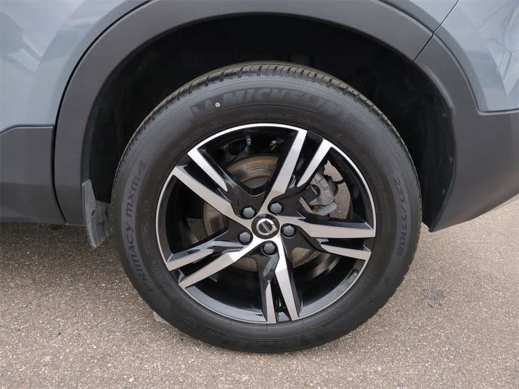 Thumbnail: 2023 Volvo XC40 - 6