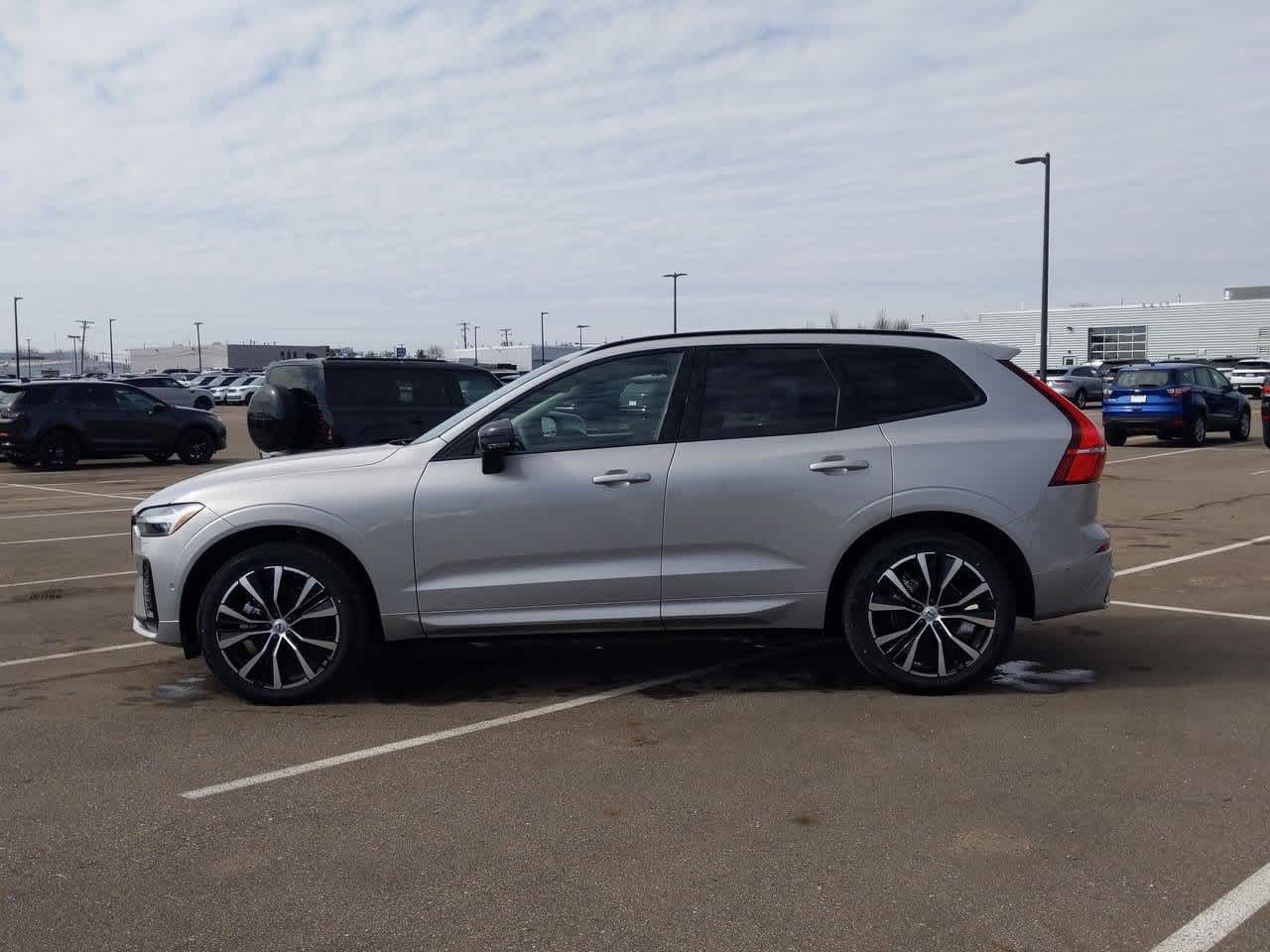 2025 Volvo XC60 B5 Plus photo 3