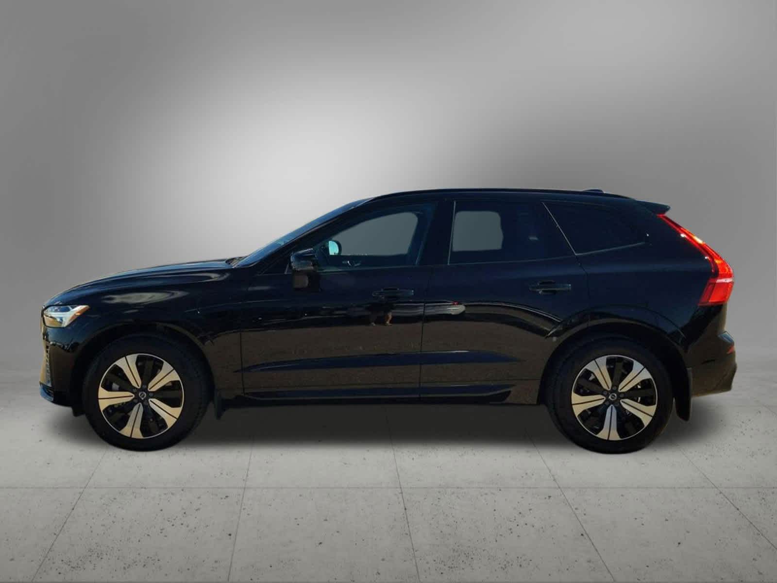 2025 Volvo XC60 Hybrid T8 Core photo 2